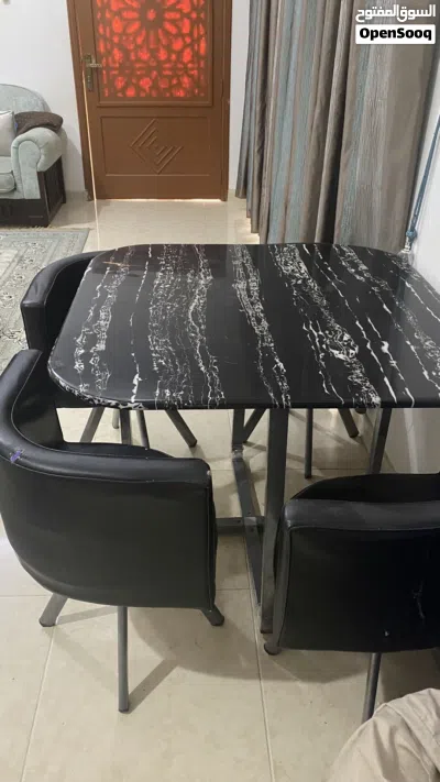 طاولة طعام انيقة مع كراسي 2