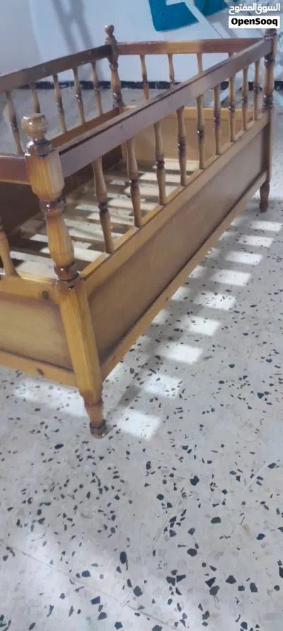 سرير أطفال خشبي شبه جديد 3
