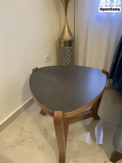 طقم طاولات أنيق ( طاولة كبيرة وطاولتين على الجنب) بسعر مغري. 4