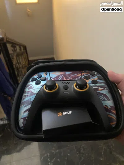 يدة scuf للقيمرز مع كل مستلزماتها يجي معاها بوكس و شنطة صغيره حقت اليدة و اربع قيور للتبديل 4