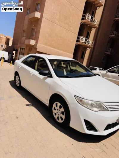Toyota Camry GLE 2
