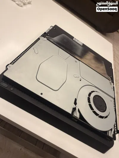 PlayStation 4 Slim مستخدم بحالة الجديد 3