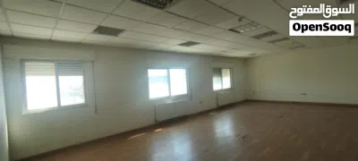 طابق مساحة 560 متر مربع، تقسيم مكاتب مع ريسبشن، مشغول سابقا من شركة IT عالمية. ارضيات باركيه 2