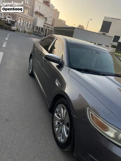 Ford Taurus Limited 3