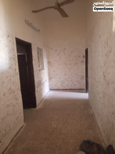 عماره 3طوابق للبيع الزرقاء الغويرية بجانب ملك الالبان كل طابق فيه 3غرف ومطبخ وحمام وصالون . 3