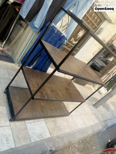 ديكور محل ألبسه طاولات نفس الصوره 2