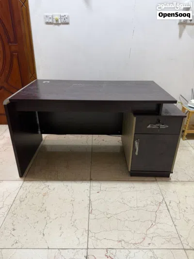 ميز مكتي جدا نضيف بعده بل جيس 2