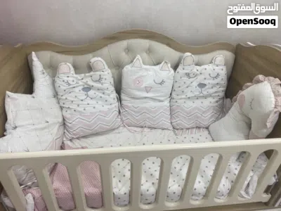 سرير اطفال حجم ممتاز و خشب زان قوي جدا موديل حديث مع كامل توابعه 2