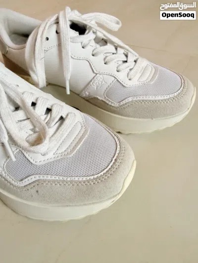 حذاء رياضي نسائي من GUESS جلد أبيض مقاس 39 4
