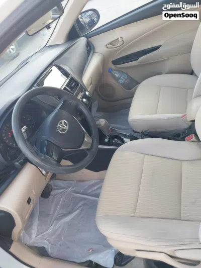 Toyota Yaris E 2