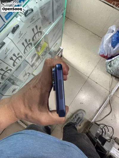 17 بروماكس 256 جيجا ازرق مبدل شاشة اوليد نوعيتها ووضوحها ممتاز بطارية 100 مشحون 173 مرة مع الكارتون 4
