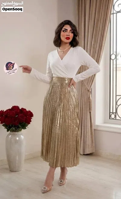 فستان أنيق وفخم للمناسبات والسهرات فستان راقٍ بتصميم عصري وأنيق، لون أبيض مع تنورة ذهبية لامعة 3