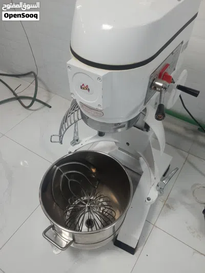 للبيع مكينه و ثلاجه عرض ايسكريم..عجانه كهربائيه..فرن بيتزا 4