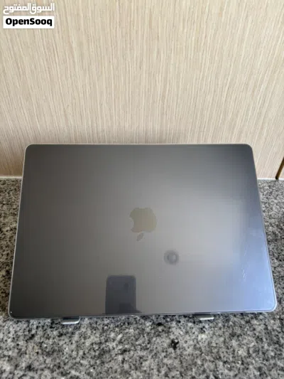 MacBook Air M4 15 inch 2025 same like new.20 battery cycle only! Free clear case and stand 2