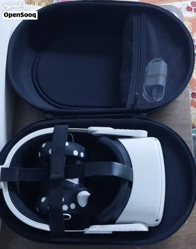 Oculus Quest 2 (128gb) with lens and controller cover and case and charger 2