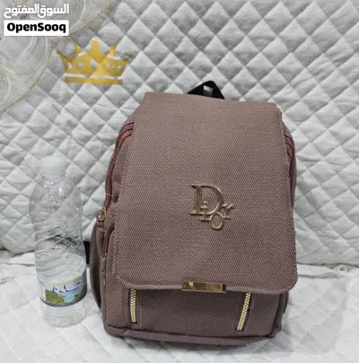عصرية ومتعددة الاستخدامات.* *شنطة ظهر بسعة متوسط الحجم جيبين 2 جيب صغير الأمامي جيب كبير،* 4