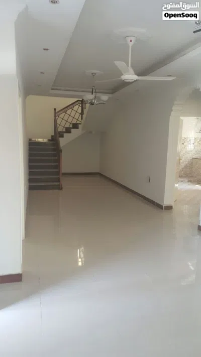 للبيع فيلا بطابقين وواسعة بموقع ممتاز في المعبيلة الجنوبية في حي العز بالقرب من مسجد حي العز 3