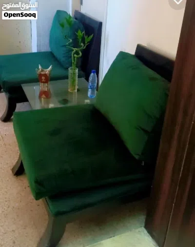 طقم ماليزي بحالت الجديد ثقيل لون زيتي مع طاولتي زجاج 3