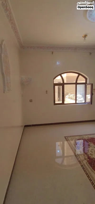للايجار بيت مستقل قريب الجامعه الامارتيه ب120 3