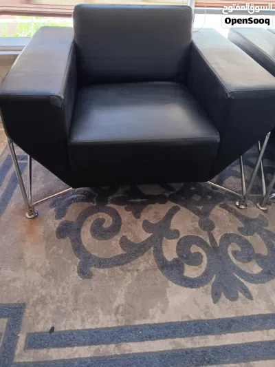 كنب جلدعدد2مفرد لون اسود بحاله جيده 3