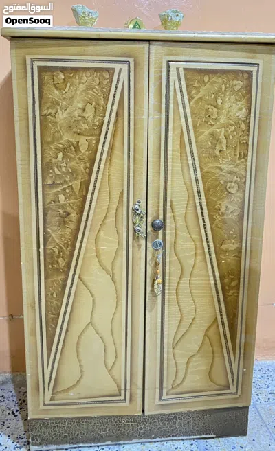 غرفة نوم تحتوي على 6 قطع 3