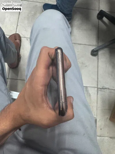 ايفون 11 pro max 64GB ذهبي 3