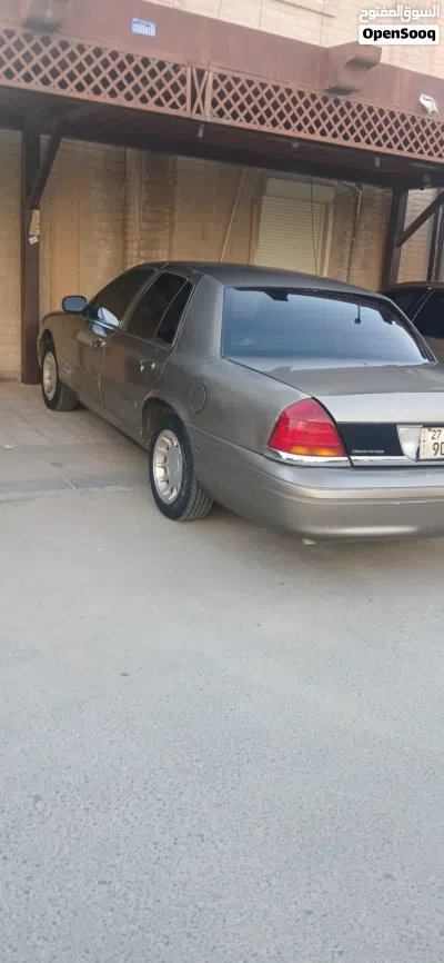 Ford Crown Victoria Standard 2