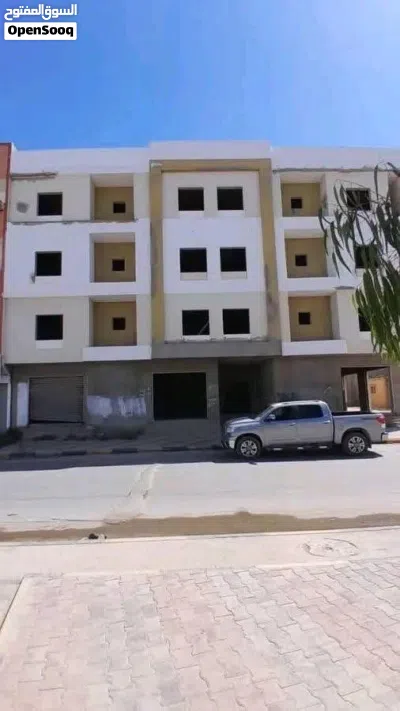 شقه للايجار الماجوري فيها سخانه ومكيف وفرانده كبيره سعرها 1500 + عموله 3
