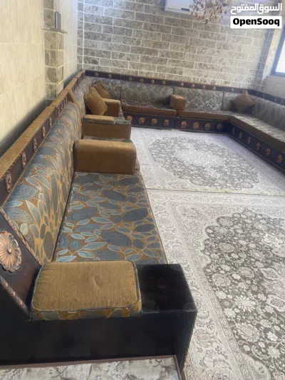 جلسة خليجية تفصيل خشب لاتيه 25 مقعد مشغولة بعناية بحالة ممتازة 4