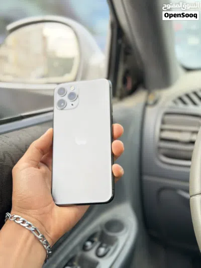 ايفون 11 برو ربي يبارك مش مغير شي بكل بطاريته 73 فيه بقعه كما موضح في الصوره 4
