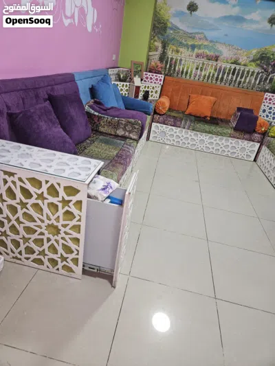 طقم كنب تفصيل اربيسك مضاء من الداخل بحالة ممتازة 3