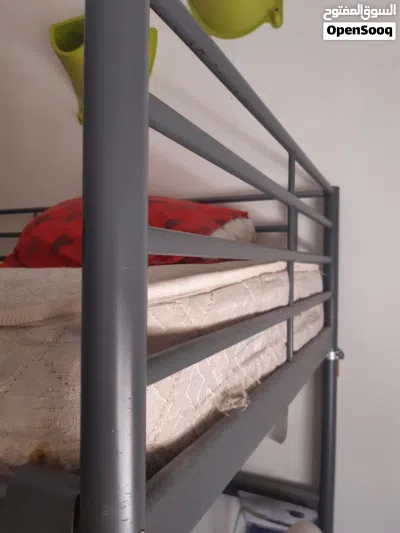 تخت مرتفع (Loft Bed) مع مكتب مدمج من ايكيا (IKEA SVÄRTA) بحالة ممتازة 3