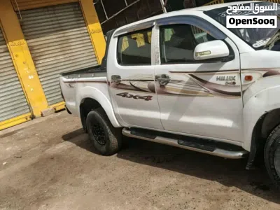 Toyota Hilux DLX 2