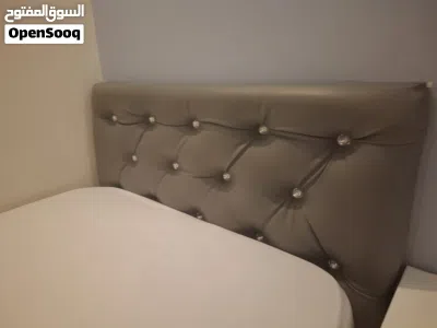 تخت خشب أبيض مع كومدينة للبيع 2