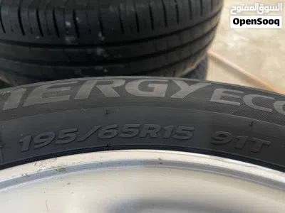 جنوط أصلية Renault مع 4 عجلات Hankook Kinergy Eco مقاس 195/65R15، حالة جيدة، رقم الهاتف 4