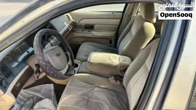 Ford Crown Victoria Standard 4