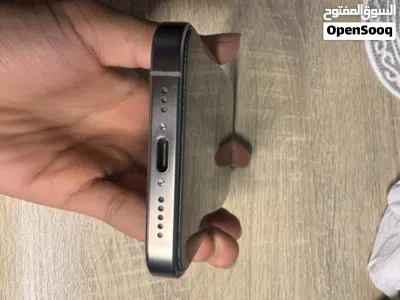 ايفون 15pro للبيع نظيييف مع ملحقاته 4
