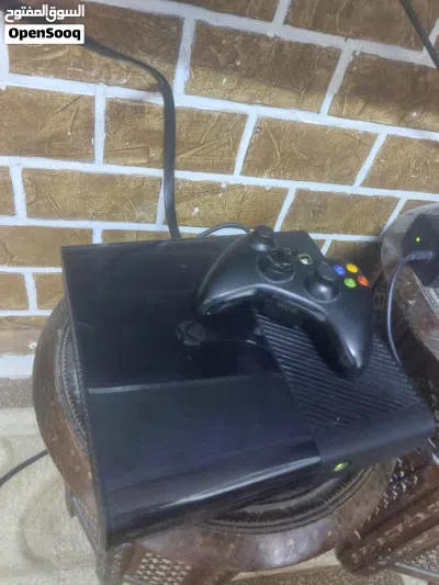 إكس بوكس 360 (Xbox 360 E) باللون الأسود. تتميز هذه النسخة بتصميم أنحف 2
