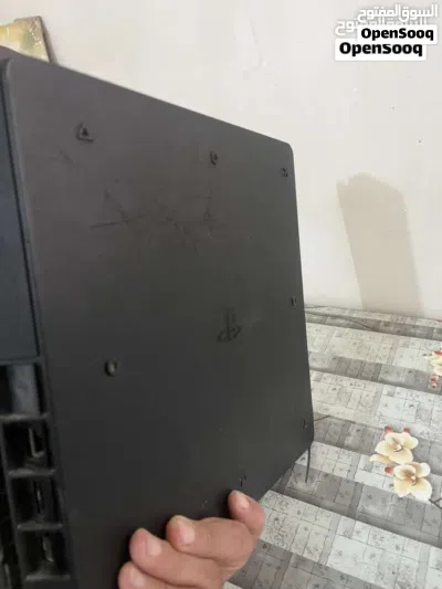 سوني فور سلم نضيف جدا مستعمل اقل من الشهرين وياه ملحقاته كامله جوستك 2 وقرص السعر 200 وبي مجال 3