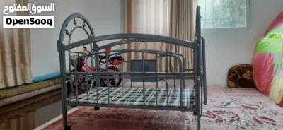 تخت بيبي مع فرشه وعربايه اطفال للبيع 2