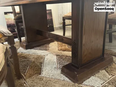 طاولة مستعمله مع سبع كراسي خشب 2