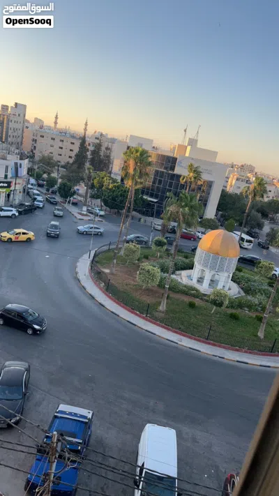 شقة مفروشة فرش فاخر تبعد عن جامعة اليرموك 300 متر في ارقى مناطق اربد تقع فوق دوار القبة شارع طرابلس 2