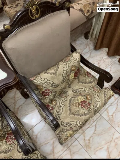 طقم كنب لغرفة ضيوف من 7 مقاعد، و ساعة خشبية أرضية. 3