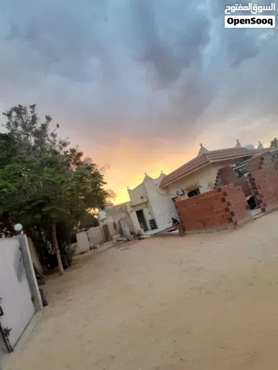 منزل 5 الديار وصالة وكجينتين وزوز حمامات وزوز مخازن السعر 470 ألف المكان عين زارة الاستراحة الحمرة 4