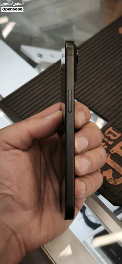 iphone 15 تخزين 256g لون اسود بطارية 84% لا يوجد خدوش بحالة الوكالة 4