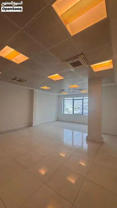 مكتب للايجار في القرم 45 متر مساحه مفتوحه/ Office For Rent In Qurm, 45 SQM, open space 2