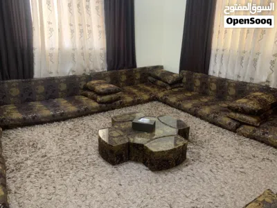 جلسة أرضية عربية فخمة جداً (صوف) مع طاولتها للبيع بسعر منافس وقابل للتفاوض 2