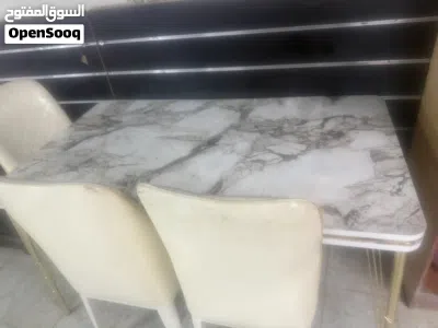 طالو بحاله جيده لا يوجد بها مشاكل ابيض اللون ارجل فضيى 2