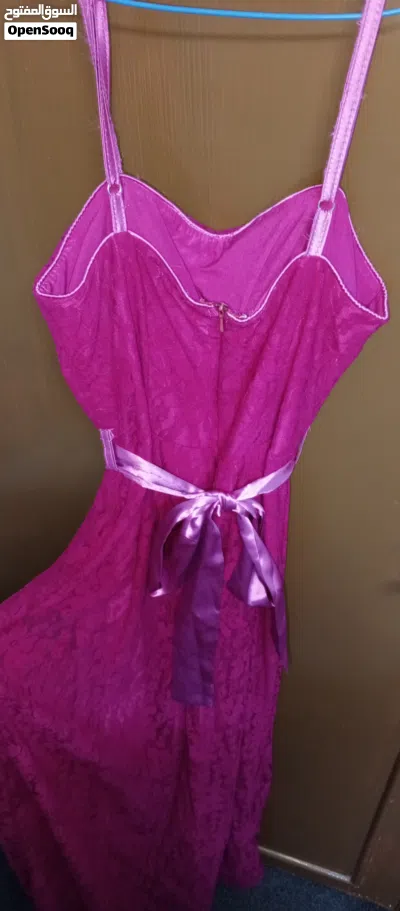 فستان دانتيل فوشي طويل مبطن معه حزام ساتان 2