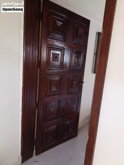 ابواب خشب احمر نظيفه جدآ 4
